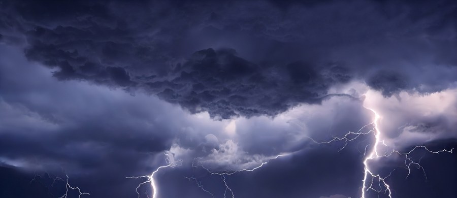 Instytut Meteorologii i Gospodarki Wodnej wydał w piątek rano ostrzeżenia pierwszego i drugiego stopnia przed burzami oraz intensywnymi opadami deszczu. Alerty obejmują przede wszystkim wschodnią i południową Polskę. Alert w związku z burzami na północnym wschodzie wydało również RCB. 