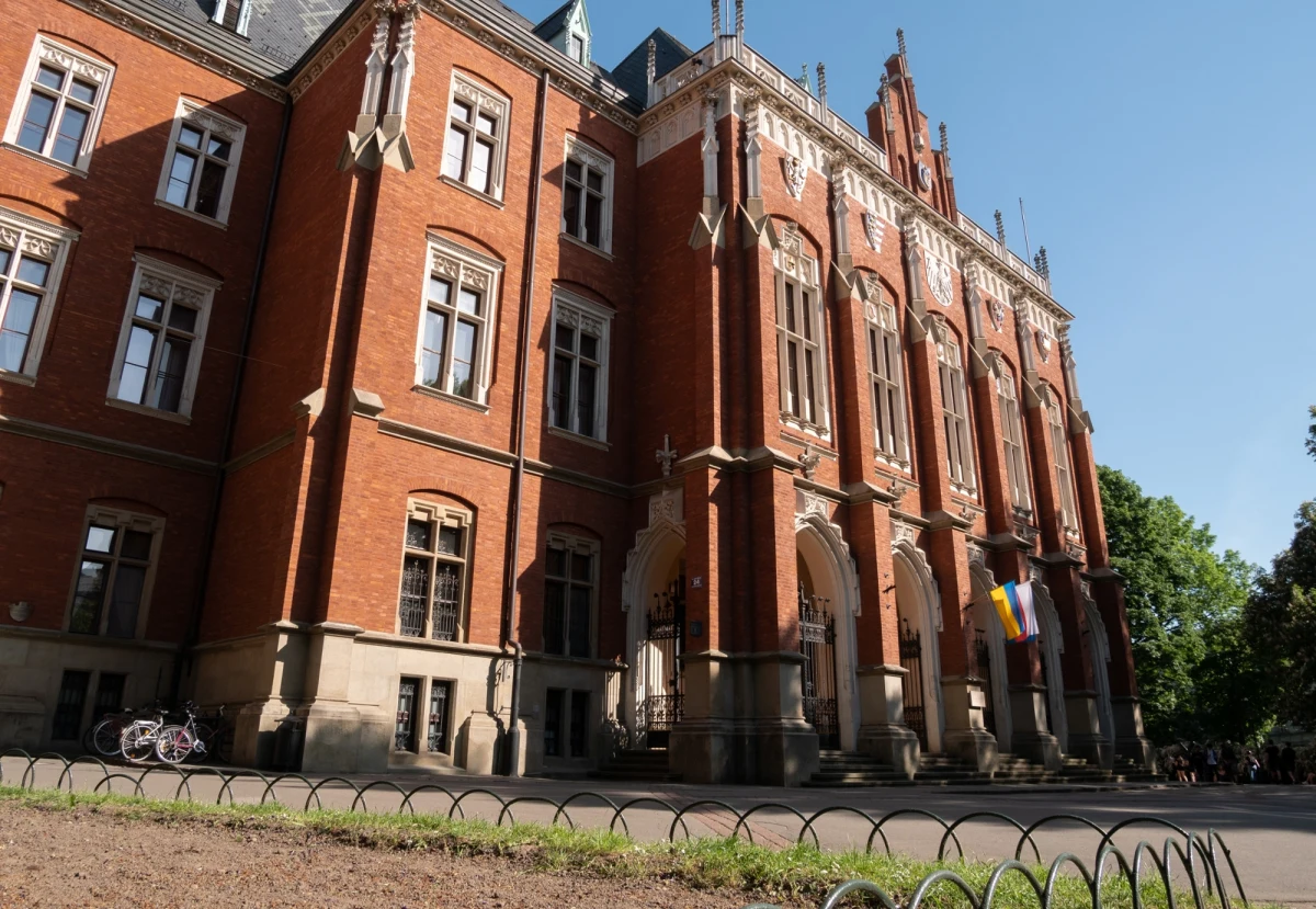 Ważna wiadomość dla absolwentów szkół średnich. Uniwersytet Jagielloński w Krakowie ogłasza poważną zmianę zasad rekrutacji na kierunek lekarski. Od roku akademickiego 2027/2028 wynik z matematyki na poziomie rozszerzonym nie będzie wymagany. Uczelnia zapowiada też okres przejściowy.