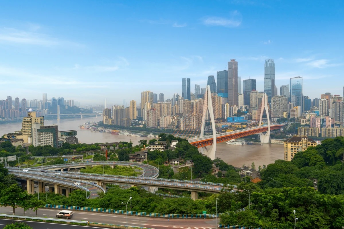 Chongqing to miasto, które na mapie Chin zajmuje wyjątkowe miejsce. Położone na południowym zachodzie kraju, formalnie rozciąga się na powierzchni aż 82 200 kilometrów kwadratowych – to ponad dwa razy więcej niż cała Szwajcaria. Jednak liczby robią wrażenie nie tylko w kontekście geografii. W granicach administracyjnych miasta mieszka ponad 32 miliony osób – to więcej niż w całej Australii. To czyni Chongqing jednym z największych skupisk ludności na świecie. 
