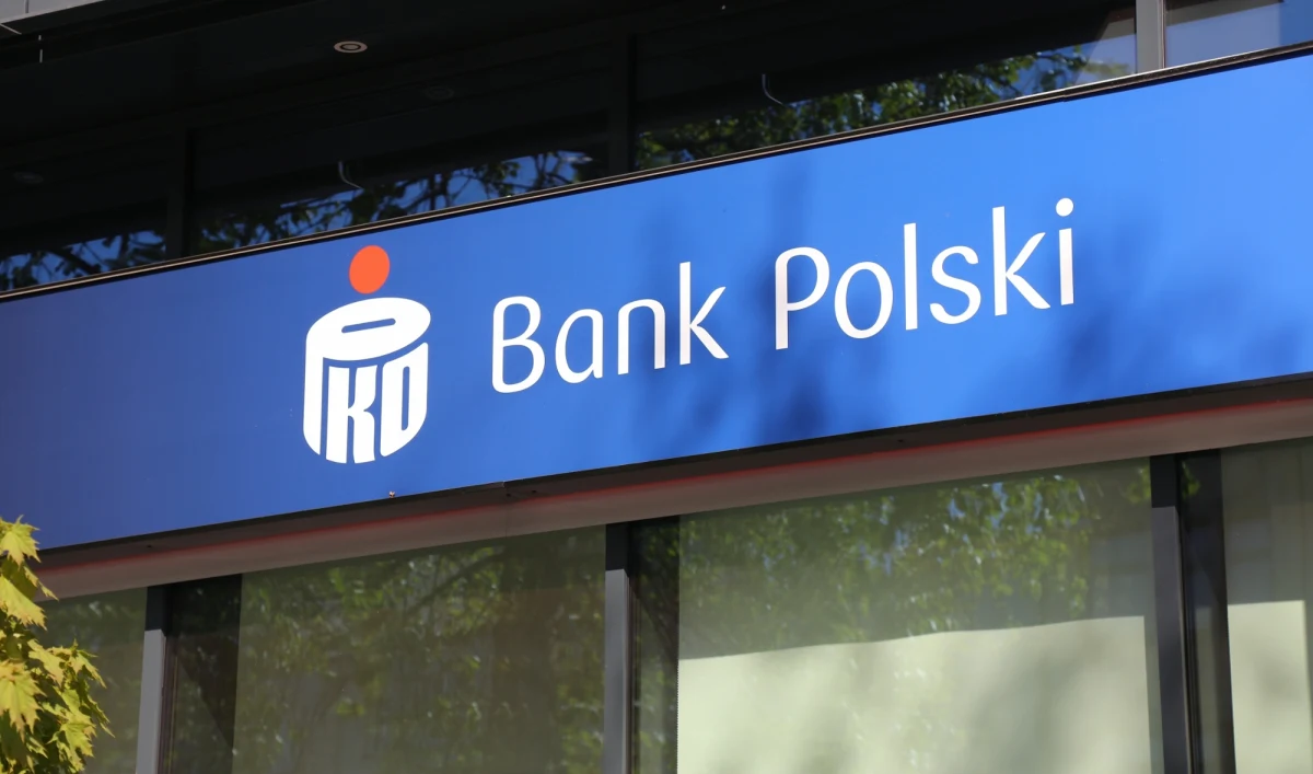 PKO BP wydało ostrzeżenie dla swoich klientów. Jak informuje bank, nasiliły się przypadki prób wyłudzeń danych osobowych oraz pieniędzy. Oszuści podszywają się pod pracowników PKO BP i wysyłają fałszywe wiadomości e-mail, w których proszą o uzupełnienie danych.