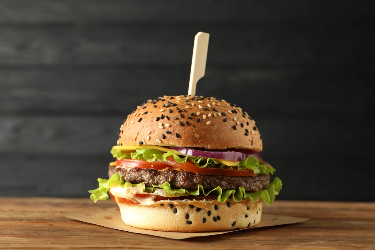 Burgery już dawno przestały być tylko fast foodem. Dziś to kulinarne dzieła sztuki, które łączą w sobie tradycję, nowoczesność i lokalne smaki. Redaktorzy Time Out, wspierani przez lokalnych ekspertów, przemierzyli glob, by wyłonić 14 najbardziej wyjątkowych burgerów. Każdy z nich został osobiście przetestowany, a ostateczna lista powstała na podstawie ocen użytkowników Google oraz opinii redakcji. Sprawdź, gdzie znajdziesz kanapki, które zachwyciły nawet najbardziej wymagających smakoszy.