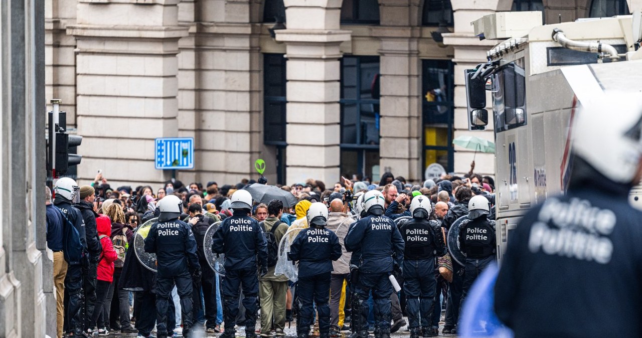 Chaos i zamieszki w Brukseli. Podkładali ogień, centrum odcięły służby