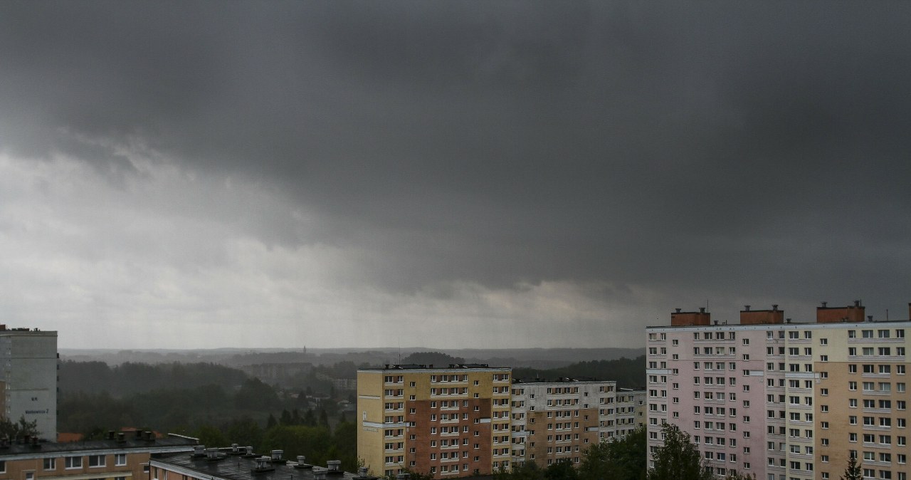 IMGW ostrzega przed piątkowymi burzami. Czy twój region jest na liście?