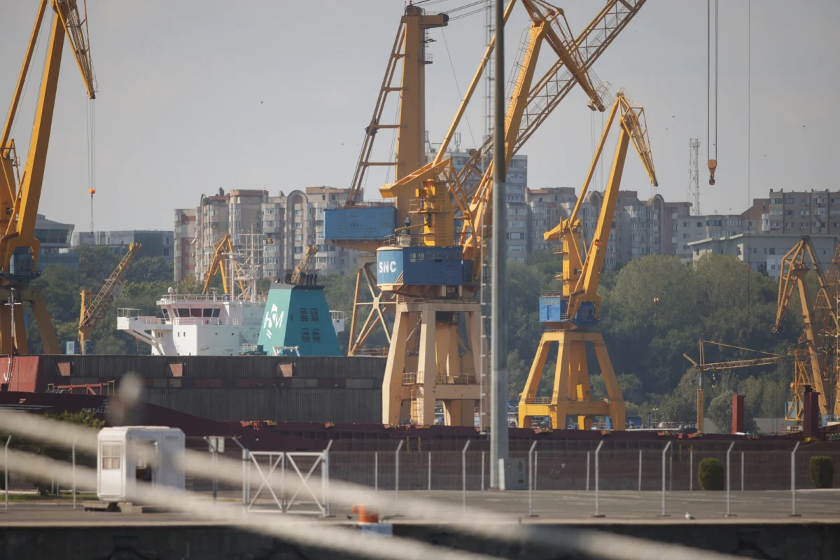 Ewakuacja wybrzeża w rumuńskiej Konstancy nad Morzem Czarnym. To efekt Czerwonego Planu Interwencyjnego po eksplozji drona morskiego. Poinformowała o tym ambasada RP w Rumunii, która zaleciła stosowanie się do zaleceń i wytycznych służb porządkowych oraz władz lokalnych.