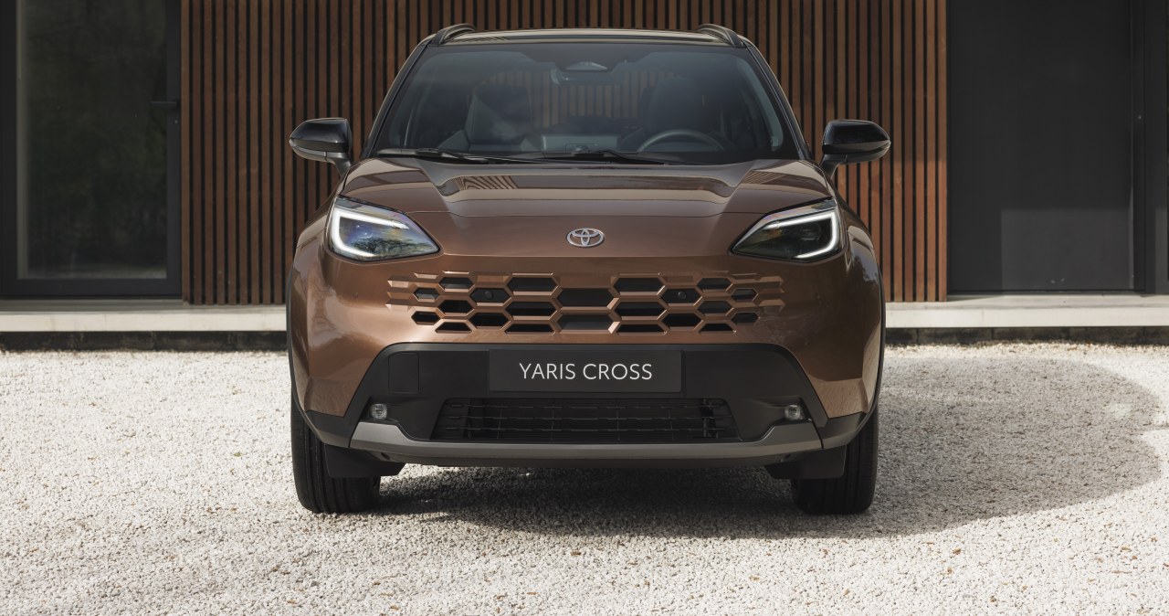 Toyota Yaris Cross po liftingu ma nowy przód i lepsze wyposażenie. A ceny?
