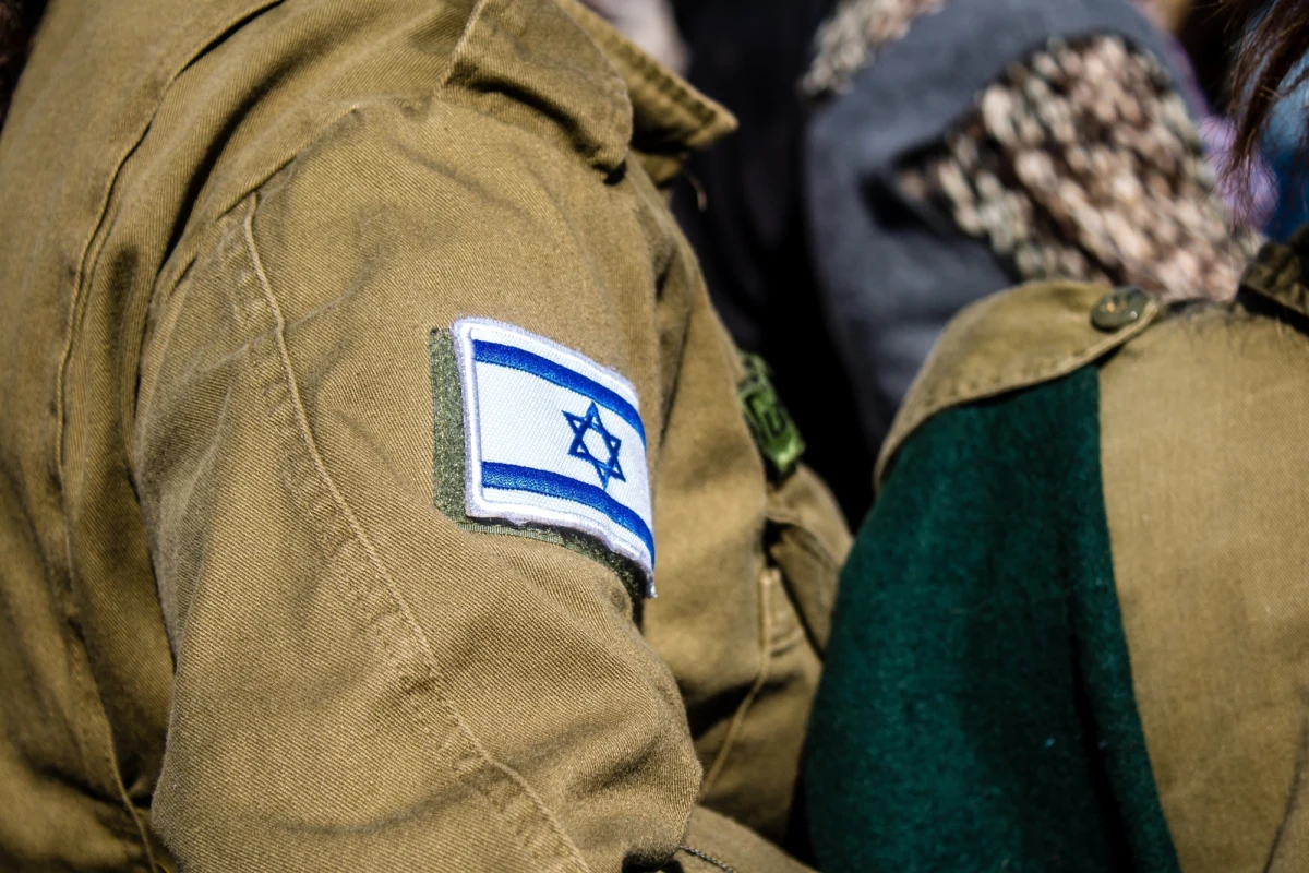 ​Podczas wojny z Iranem Izrael potajemnie wysłał do Azerbejdżanu kilkudziesięciu żołnierzy - przekazała w piątek stacja CNN, powołując się na czterech informatorów zaznajomionych ze sprawą. Mieli to być mundurowi z elitarnych jednostek wojskowych i wywiadowczych. Jedną z kluczowych operacji przeprowadzonych z Azerbejdżanu miał być udany atak na Rahmana Mogaddama, dowódcę wydziału wywiadowczego Korpusu Strażników Rewolucji Islamskiej.