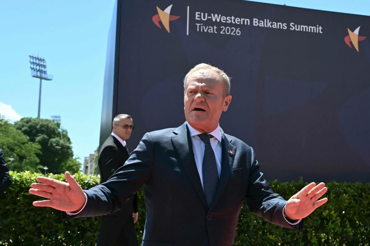 "Strona ukraińska sama doprowadziła do tego problemu, więc niech teraz szuka rozwiązania. W tej chwili toczą się rozmowy moich ludzi z szefem kanclearii prezydenta Zełenskiego, panem Budanowem (...). W tej chwili cała odpowiedzialność jest po stronie ukraińskiej, by jakoś zaleczyć ten niepotrzebny zupełnie konflikt interpretacji historycznych" - powiedział premier Donald Tusk, wracając z Tivatu w Czarnogórze, gdzie wziął udział w szczycie UE-Bałkany Zachodnie. "Szkoda, bo dużo zainwestowaliśmy, ja też, żeby pokonać demony przeszłości" - dodał.