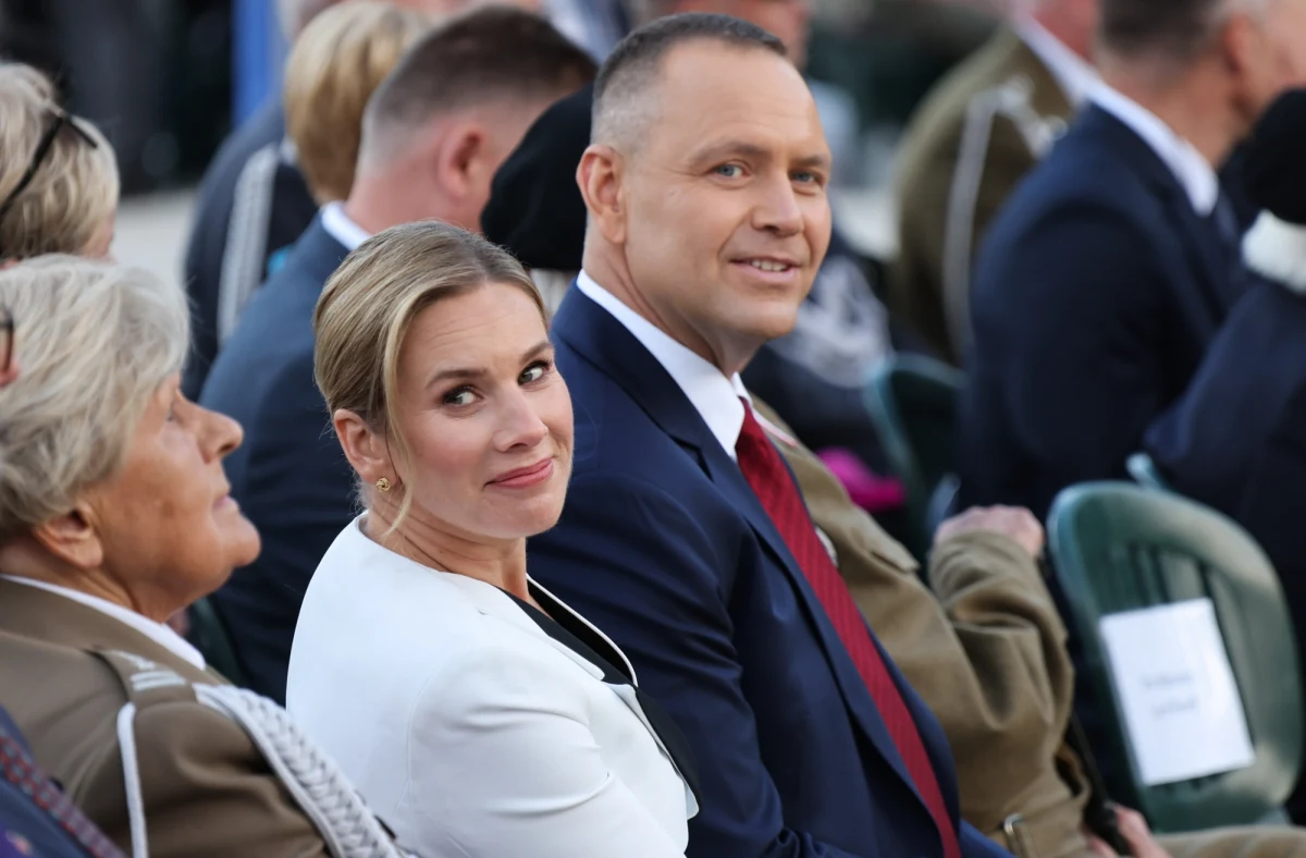 Blisko połowa Polaków pozytywnie ocenia sposób, w jaki Marta Nawrocka pełni funkcję pierwszej damy - wynika z najnowszego sondażu SW Research dla "Wprost". Pozytywne opinie pojawiają się najczęściej wśród młodych i mieszkańców wsi. Duża grupa respondentów wciąż nie ma wyrobionego zdania na jej temat.