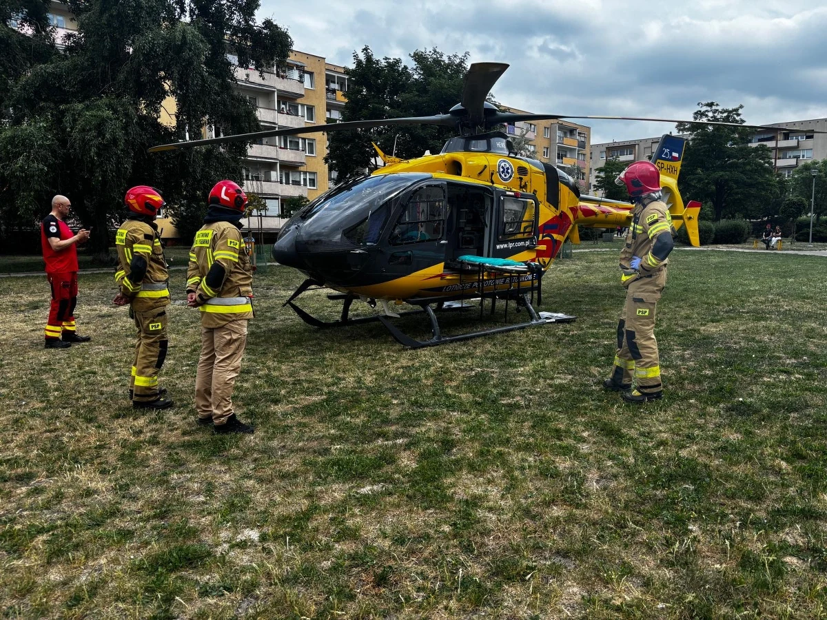 Stan pięcioletniej dziewczynki, która w piątek wypadła z okna na 11. piętrze wieżowca we Włocławku, jest bardzo ciężki, ale stabilny - poinformowała w sobotę Marta Laska, rzeczniczka Szpitala Uniwersyteckiego nr 1 w Bydgoszczy, gdzie trafiła dziewczynka.