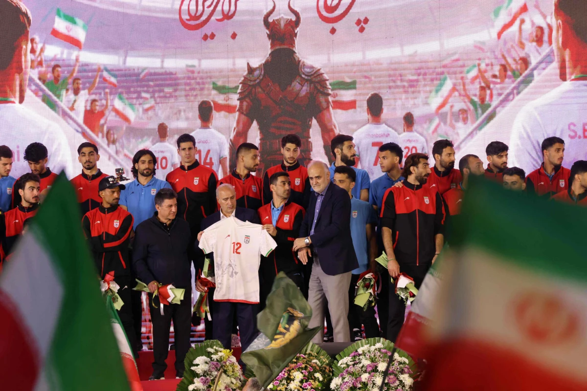 Iran zarzucił Stanom Zjednoczonym odmowę wydania wiz „kluczowym” członkom sztabu swojej reprezentacji piłkarskiej na Mistrzostwa Świata 2026, mimo że piłkarze oraz część personelu otrzymali już pozwolenie na wjazd. Sprawa wywołała napięcia tuż przed pierwszym meczem Iranu w Los Angeles.