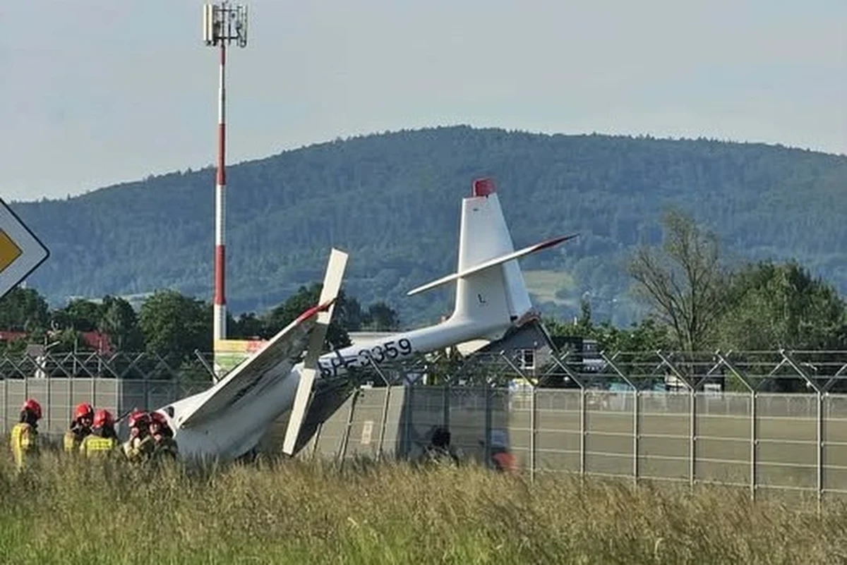 Do wypadku na lotnisku w Krośnie (woj. podkarpackie) doszło w sobotę po godz. 18. Szybowiec spadł na ogrodzenie. Pilot nie odniósł poważniejszych obrażeń. O zdarzeniu została powiadomiona Państwowa Komisja Badania Wypadków Lotniczych.