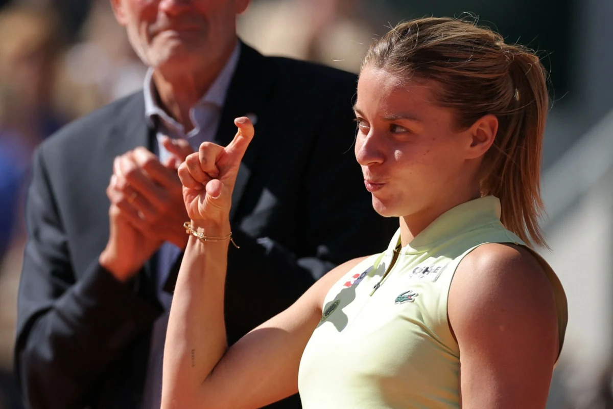 ​"Gratulacje Majson, piękny turniej" - napisała na Instagramie Iga Świątek po finale Rollanda Garrosa, w którym jej przyjaciółka - Maja Chwalińska przegrała z Mirrą Andriejewą. Wicemistrzyni French Open przyznała, że odczuwała stres przed sobotnim finałem i dodała też, że napięcie towarzyszyło jej przed każdym spotkaniem. "Może teraz wróci przyjemność z jedzenia" - powiedziała polska tenisistka.