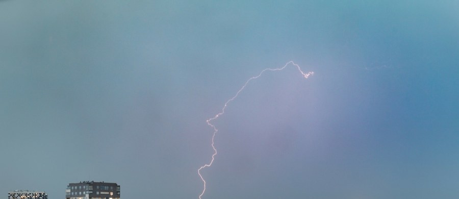 ​Instytut Meteorologii i Gospodarki Wodnej wydał alert I stopnia przed burzami dla 11 województw w południowej, centralnej i północnej Polsce. Dodatkowo w części regionów na północy i w centrum kraju będą obowiązywać ostrzeżenia hydrologiczne I stopnia przed gwałtownym wzrostem stanu wód.