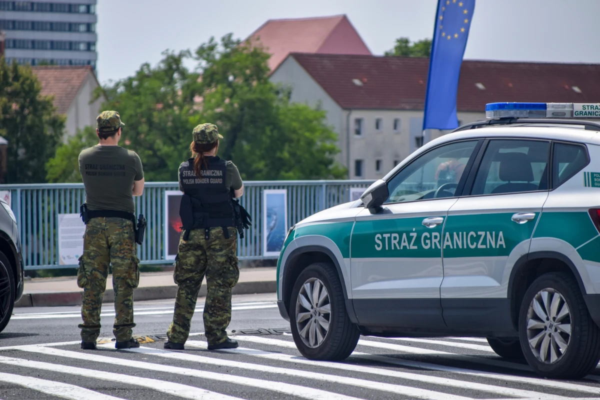 ​Przez 11 miesięcy obowiązywania tymczasowych kontroli na lubuskim i dolnośląskim odcinku granicy z Niemcami skontrolowano ponad 910 tys. osób i 420 tys. pojazdów. "Najczęściej przyczyną odmowy wjazdu do naszego kraju był brak wymaganych dokumentów" - informuje rzecznik Nadodrzańskiego Oddziału SG kpt. Paweł Biskupik. 