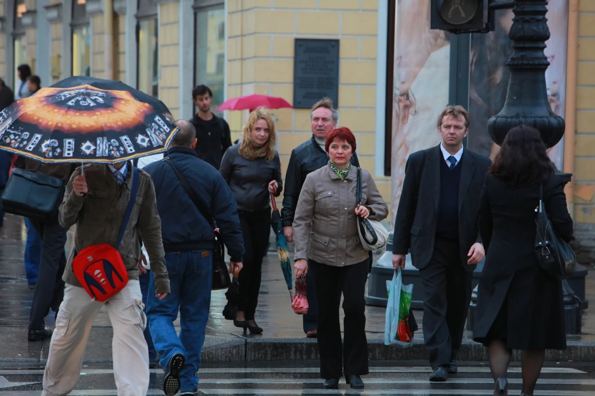 Mieszkańcy największych rosyjskich miast przez lata byli izolowani od codziennych realiów wojny prowadzonej przez Rosję przeciwko Ukrainie. Teraz sytuacja zaczyna się zmieniać. W reportażu CNN Rosjanie opisują nocne eksplozje, pożary mieszkań i strach przed kolejnymi atakami. "Teraz wszystko mnie przeraża" - mówi jedna z bohaterek.