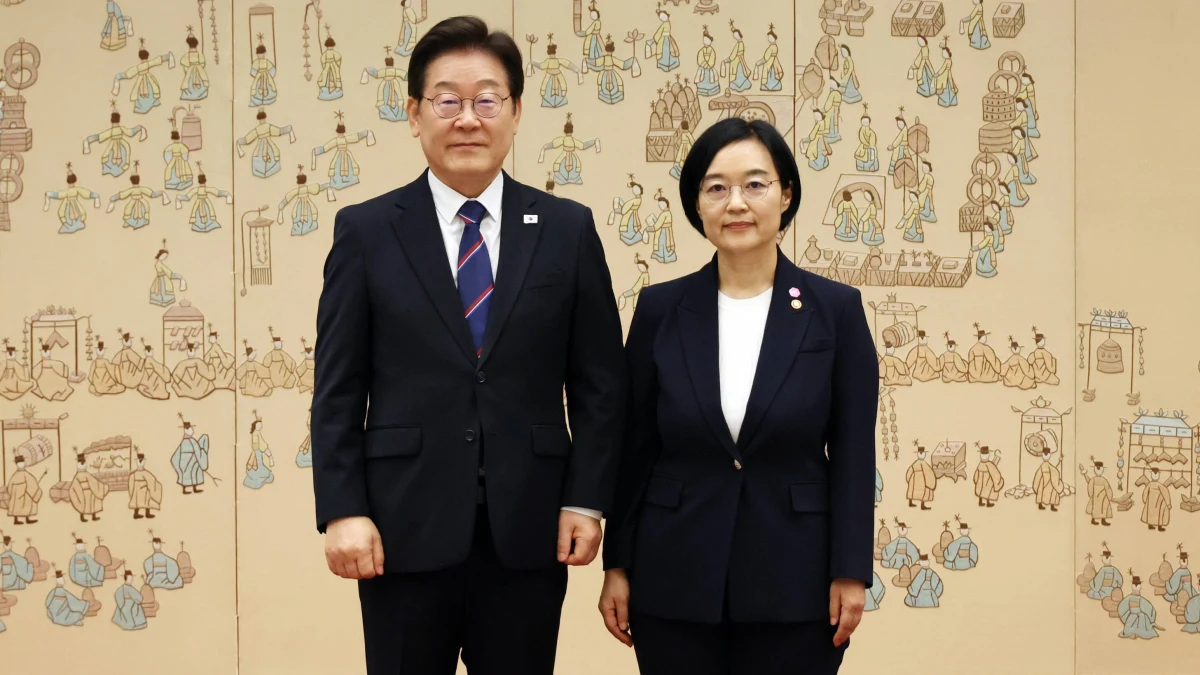 Han Seong Suk, ministra ds. małych i średnich przedsiębiorstw Korei Południowej, została mianowana na premiera kraju przez prezydenta Li Dze Mjunga - przekazała w niedzielę kancelaria głowy państwa. Jeśli parlament zatwierdzi nominację, Han zostanie pierwszą kobietą na tym stanowisku od prawie 20 lat.