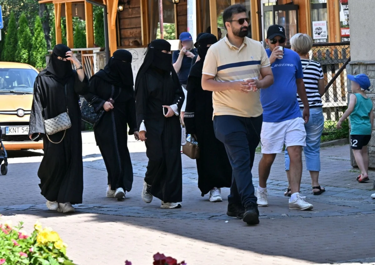 ​Zakopane liczy na powrót turystów z krajów arabskich po wznowieniu bezpośrednich połączeń lotniczych między Polską a Arabią Saudyjską. "Przywrócenie połączeń jest bardzo dobrą wiadomością dla Małopolski i Podhala" - ocenia Karol Wagner z Tatrzańskiej Izby Gospodarczej.