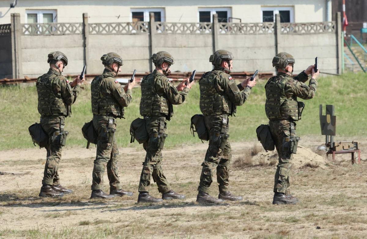 Od poniedziałku rusza kolejna edycja programu "Wakacje z wojskiem" - dobrowolnych, bezpłatnych szkoleń wojskowych przede wszystkim dla osób w wieku 18-35 lat. W tym roku przewidziano trzy turnusy. Sprawdź, jakie są warunki uczestnictwa i w jakich jednostkach można się szkolić.