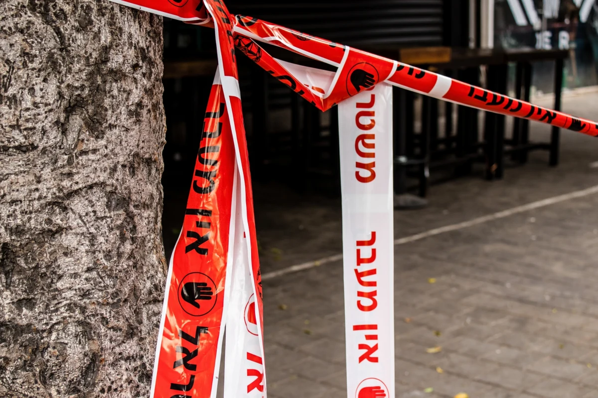 ​Jedna osoba nie żyje, a co najmniej cztery zostały ranne w podwójnym ataku terrorystycznym, do którego doszło w niedzielę przed południem w środkowej części Izraela - poinformowały izraelskie służby ratunkowe, cytowane przez portal Times of Israel. Policja przekazała, że sprawca ataku został zabity.