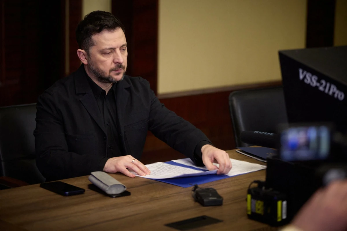 Kreml potwierdza, że znany rosyjski biznesmen odwiedził Kijów i spotkał się z prezydentem Wołodymyrem Zełenskim. Według ukraińskich parlamentarzystów chodzi o Romana Abramowicza, który miał przekazać informacje między Zełenskim a Władimirem Putinem. Sam Putin odniósł się do sprawy podczas Petersburskiego Forum Ekonomicznego.
