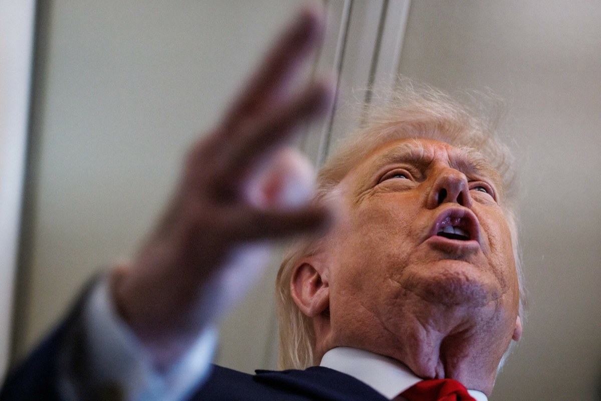 Trump nie wytrzymał. Powiedział dziennikarce, iż jest "głupia", wstał i wyszedł