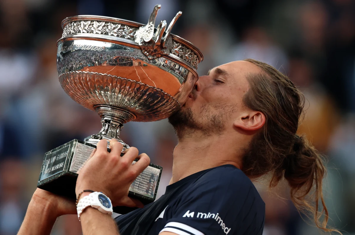 Niemiec Alexander Zverev zdobył pierwszy wielkoszlemowy tytuł w karierze. Rozstawiony z numerem drugim tenisista w finale French Open w Paryżu pokonał Włocha Flavio Cobollego (nr 10.) w pięciu setach 6:1, 4:6, 6:4, 6:7 (5-7), 6:1. Zverev do dzisiaj był nazywany "najlepszym tenisistą, który nigdy nie zdobył Wielkiego Szlema".