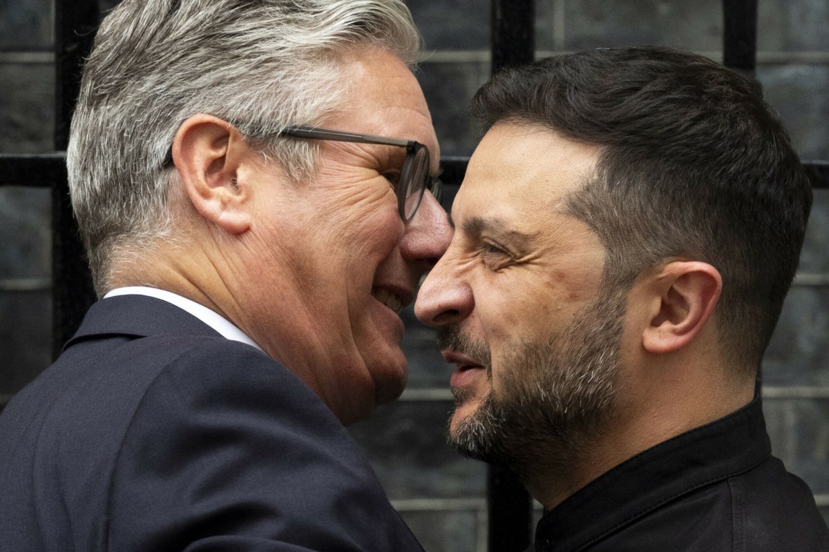 Zełenski w Londynie na spotkaniu z wielką trójką. Zwraca uwagę jeden szczegół