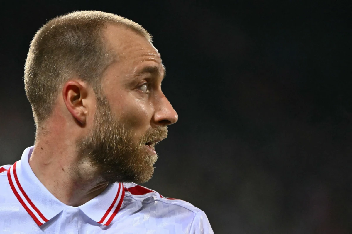 Duński piłkarz Christian Eriksen upadł na boisku podczas towarzyskiego meczu z Ukrainą. Spotkanie przerwano. Na szczęście piłkarz samodzielne podniósł się z murawy, lekarze zapewnili, że czuje się dobrze. Kibicom stanęły przed oczami dramatyczne sceny z Euro w 2021 roku. Wówczas życie Eriksena było zagrożone, piłkarz był reanimowany na boisku.