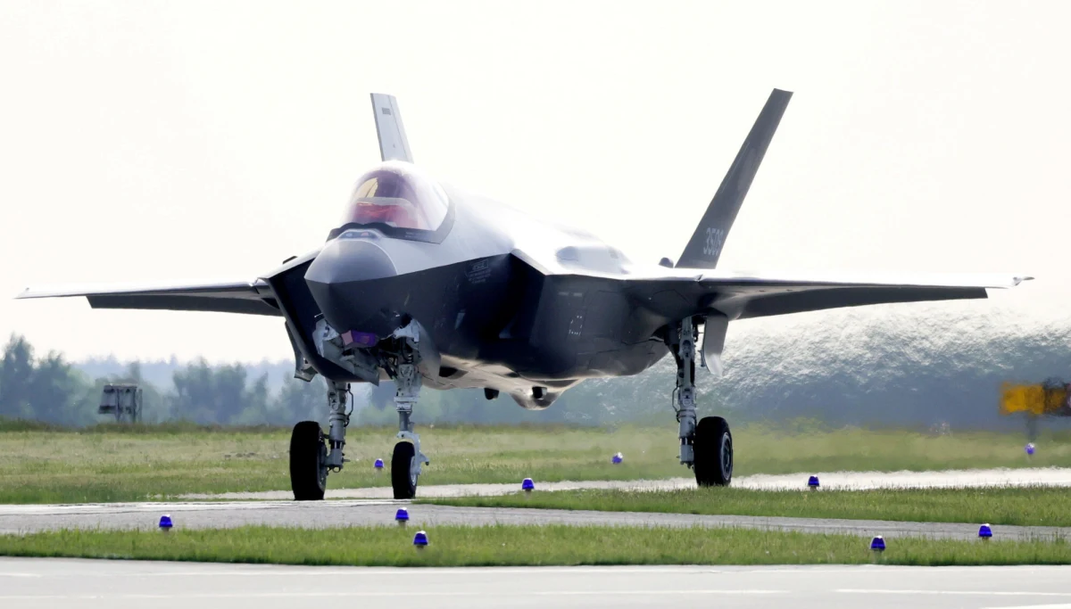 W przyszły piątek (12 czerwca) pierwsze polskie samoloty wielozadaniowe F-35 odbędą "rajd" po kraju pod nazwą "Powitanie z Polską". "Husarze" - bo tak te maszyny ochrzczono w Siłach Powietrznych - wystartują z lotniska w Łasku i polecą do Krakowa, Gdańska i Warszawy. Maszyny zniżą się nad miastami, aby "Polacy mogli zapoznać się z naszym najnowocześniejszym sprzętem" - wyjaśnił wiceszef MON Cezary Tomczyk.