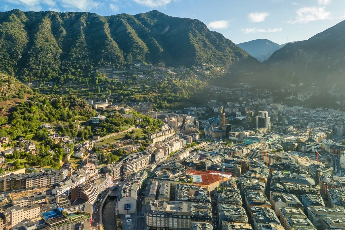 Andorra la Vella, stolica Księstwa Andory, to miejsce wyjątkowe na mapie Europy. Położona w sercu Pirenejów, zachwyca nie tylko górskim krajobrazem, ale i nietypowym umiejscowieniem. Ponieważ to najwyżej położona stolica na kontynencie, dotarcie do niej wymaga nieco wysiłku, bo nie prowadzi tu ani linia kolejowa, ani żadne połączenie lotnicze.