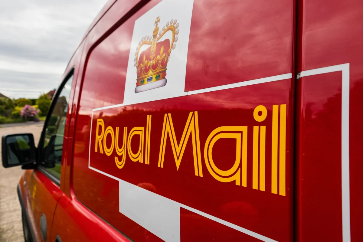 Brytyjska poczta (Royal Mail) dostarczyła przesyłkę z magazynem dla rodziców do adresata po... 19 latach. Paul Edwards zamówił czasopismo dla rodziców, gdy pierwsze dziecko miało półtora roku, a drugie miało się wkrótce urodzić. Gazeta dotarła do niego, gdy dzieci opuściły już rodzinne gniazdo. Poczta do przesyłki dołączyła list z przeprosinami "za wszelkie niedogodności".