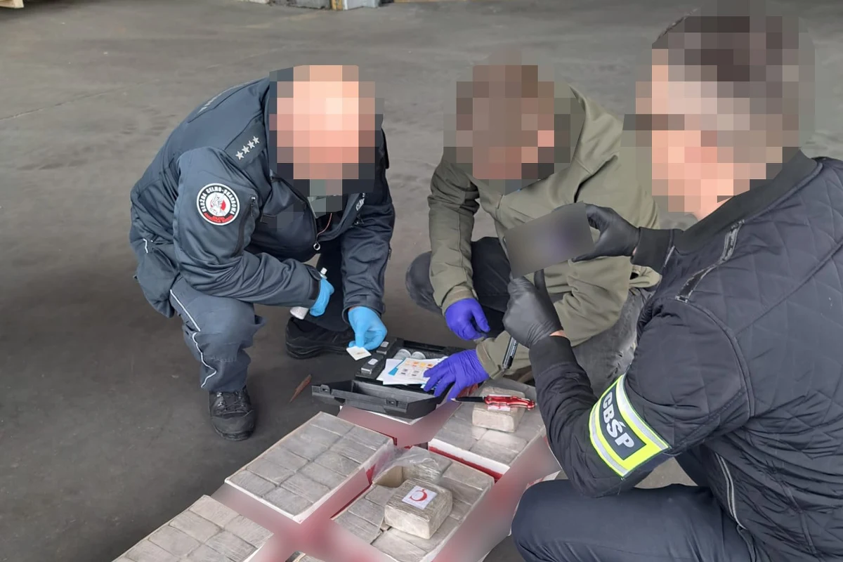 Przemyt tony heroiny został udaremniony przez funkcjonariuszy CBŚP i Krajowej Administracji Skarbowej. Narkotyki były w kontenerach, które przypłynęły do portu w Gdyni. Czarnorynkowa wartość narkotyku to niemal 220 mln zł. Szef MSWiA Marcin Kierwiński podkreślał na konferencji prasowej, że to największa tego typu operacja od ponad dekady.