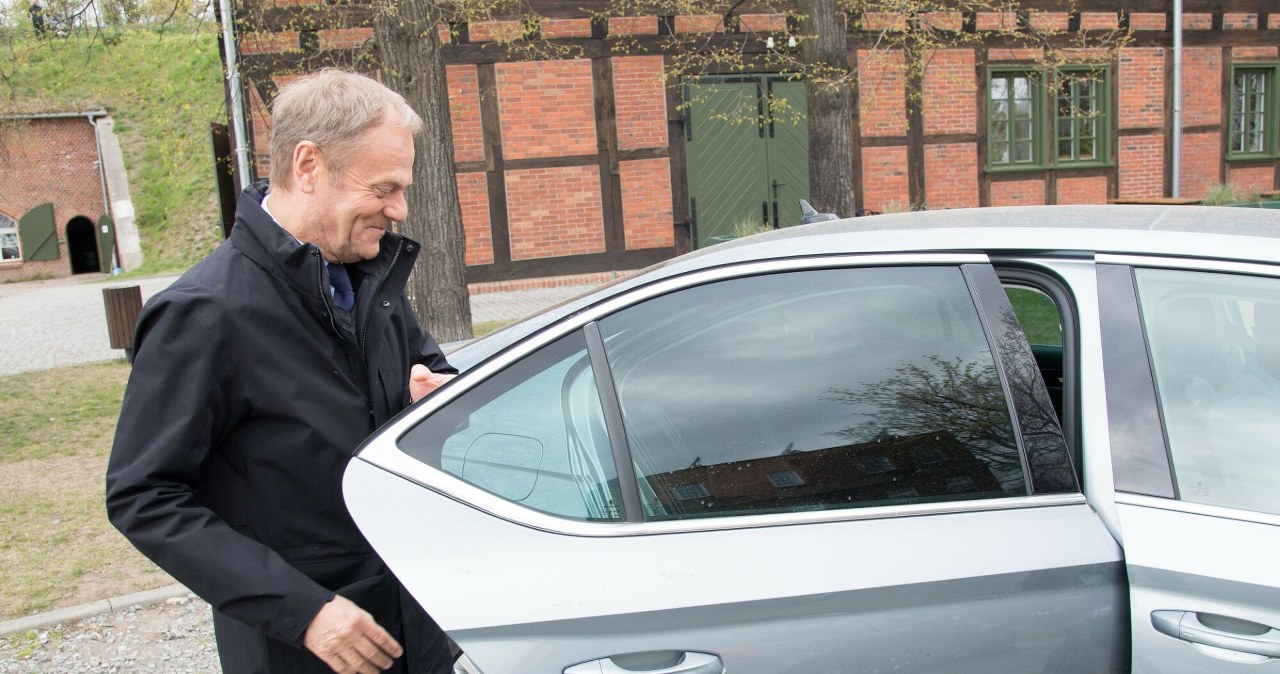 Czym jeździ Tusk, Mentzen i Zandberg? Sprawdzamy auta polityków