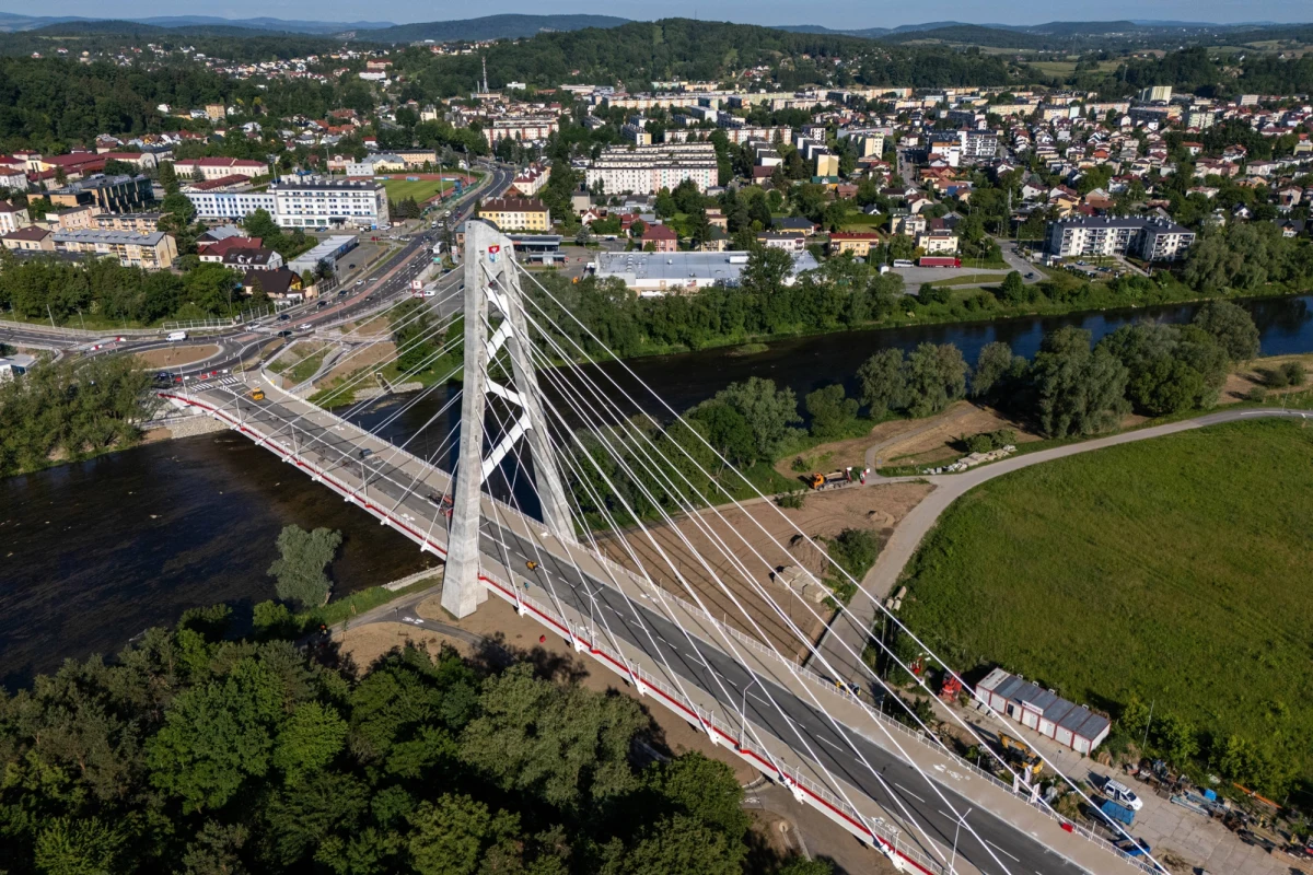 10 czerwca rozpoczną się procedury związane z odbiorem nowego mostu na Sanie w Sanoku na Podkarpaciu. Oficjalne otwarcie zaplanowano natomiast na 10 lipca. Długość nowej przeprawy to 235 m, a długość wszystkich połączeń i zjazdów to ponad 1 km. Wartość inwestycji to z kolei przeszło 100 mln zł. 