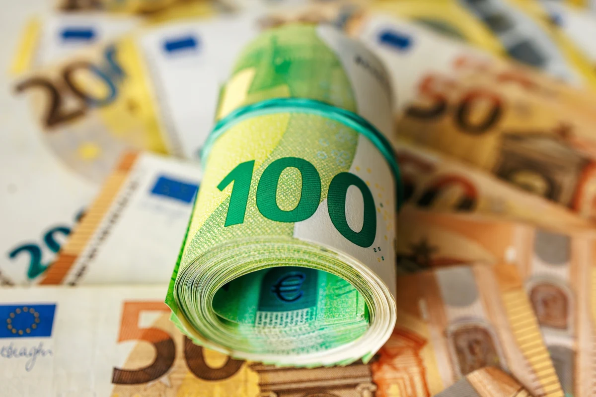 Unijny fundusz na rzecz pokoju odblokowany. Węgry wycofały swoje weto - poinformowała szefowa unijnej dyplomacji Kaja Kallas. Otwiera drogę do wypłaty 6,6 mld euro na wsparcie wojskowe dla Ukrainy oraz zwroty kosztów dla państw członkowskich. Część środków trafi bezpośrednio na nowe dostawy broni dla Kijowa.