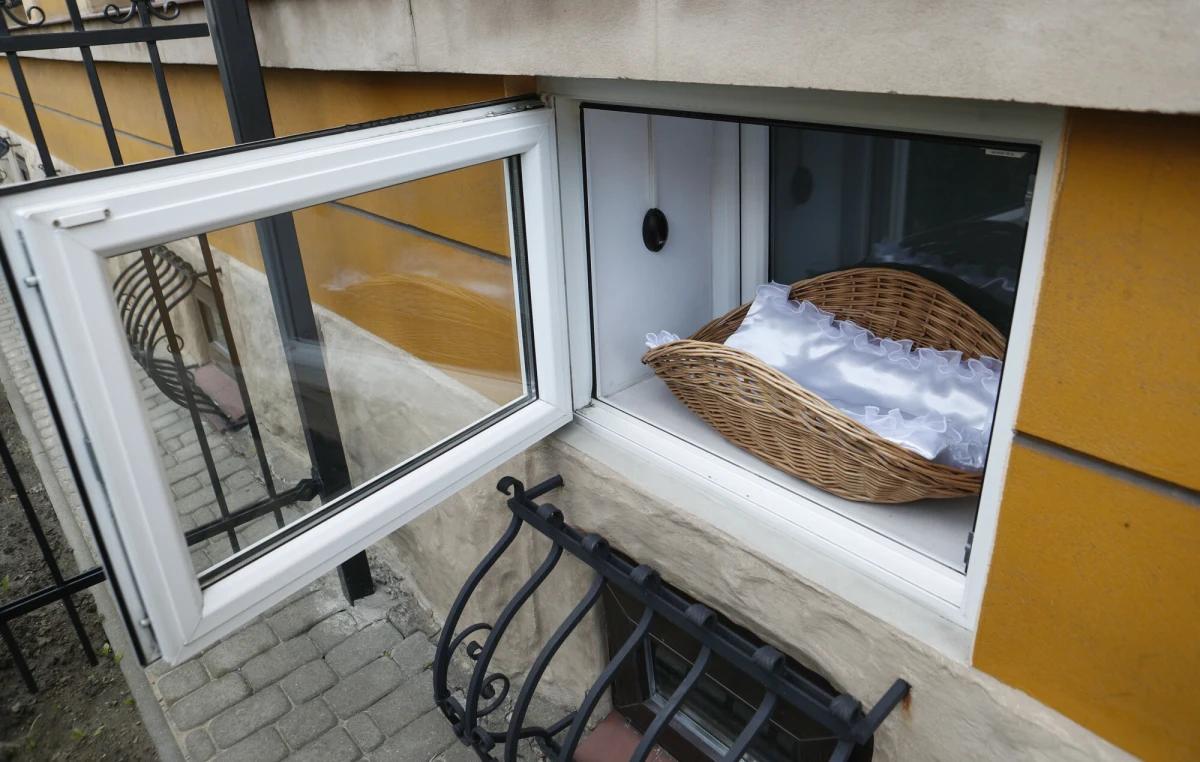 W niedzielne popołudnie w oknie życia prowadzonym przez Zgromadzenie Sióstr Służebniczek w Częstochowie pozostawiono noworodka. Dzięki natychmiastowej reakcji sióstr i profesjonalnej opiece dziecko jest bezpieczne, a jego stan stabilny. To już dziewiąte życie uratowane w tym miejscu od 2008 roku.
