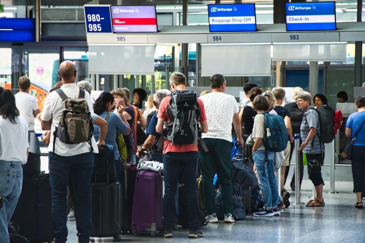 "To była gorąca dyskusja" -  tak o rozmowie unijnych ministrów ds. transportu dotyczącej między innymi rekompensat za opóźnienia samolotów mówił minister infrastruktury Dariusz Klimczak. Polska opowiada się za zmianami w unijnych przepisach, które wydłużą czas oczekiwania na odszkodowanie za opóźnione loty do 4 godzin z obecnych 3 godzin. Klimczak argumentuje to koniecznością ustabilizowania sytuacji finansowej linii lotniczych, w tym narodowego przewoźnika. Minister przekonuje, że zapobiegnie to także… wzrostowi cen biletów.