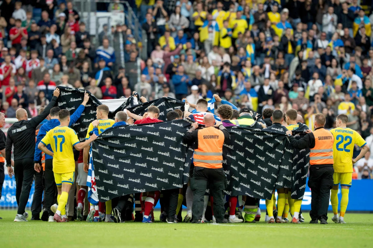 Christian Eriksen znów napędził stracha całemu piłkarskiemu światu. Podczas towarzyskiego starcia Danii i Ukrainy w Odense ofensywny pomocnik upadł na murawę, interweniować musiały służby medyczne. "To inna sytuacja niż ta, która miała miejsce w 2021 roku" - stwierdził piłkarz i zapewnił, że wraca do zdrowia.