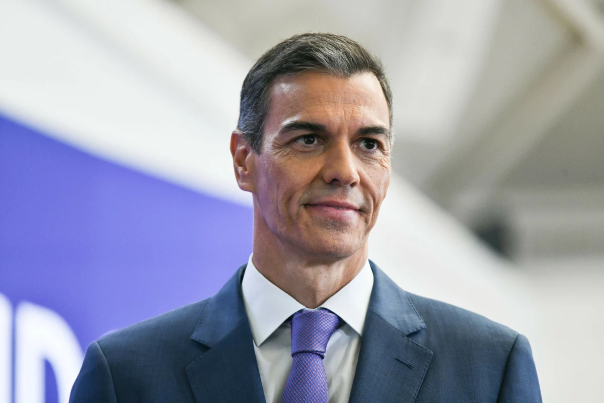 Pedro Sanchez, premier Hiszpanii, jeszcze niedawno postrzegany był w Europie jako polityk stojący na uboczu, kierujący kruchym, mniejszościowym rządem i zmagający się z wewnętrznymi problemami. Dziś jednak, jak zauważa portal Politico, stał się "nieoczekiwanym symbolem europejskiego sprzeciwu wobec wojny w Iranie, a szerzej - wobec Trumpa". Ta postawa sprawiła, że polityk w ostatnich miesiącach zyskuje szacunek w Europie.