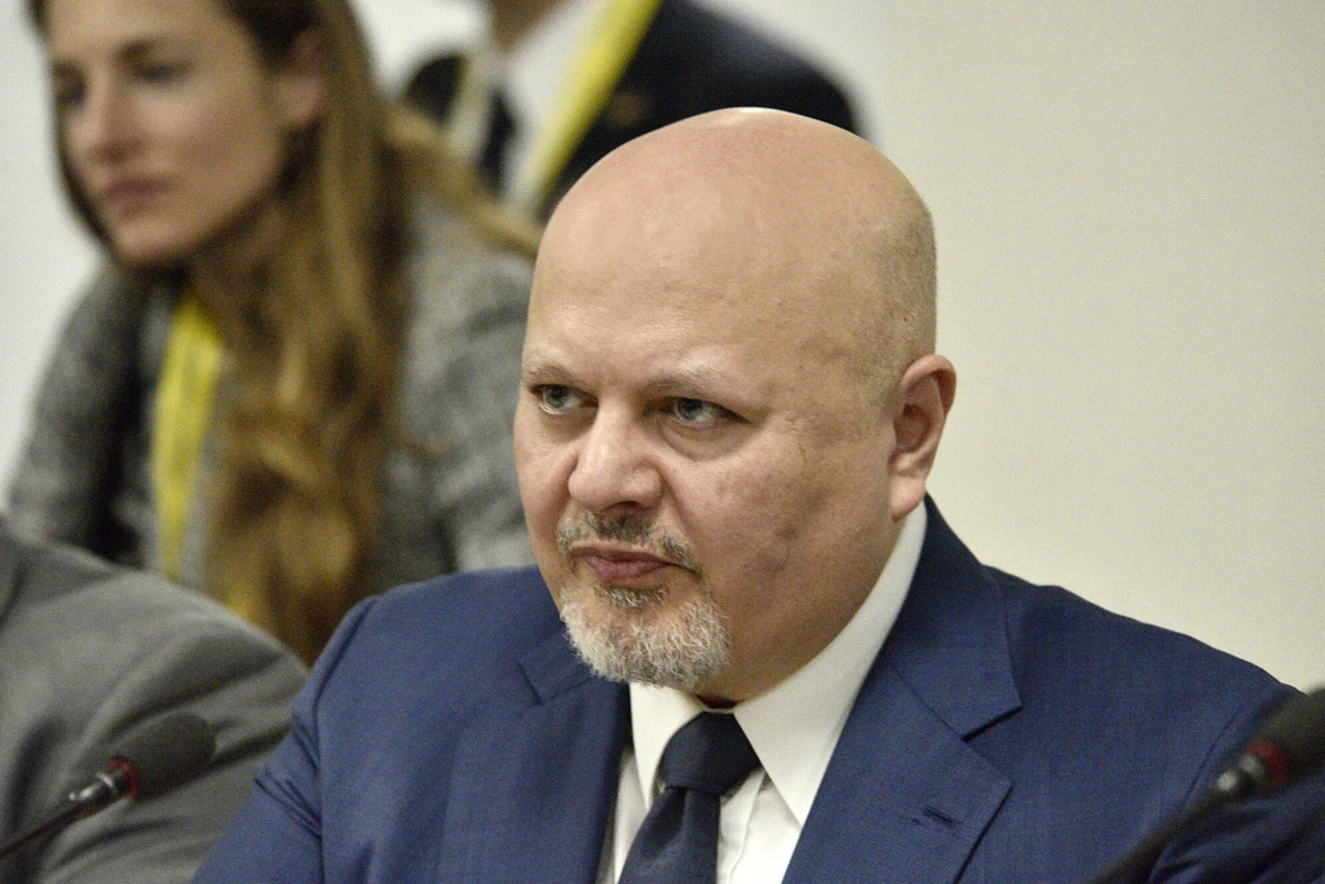 Karim Khan, prokurator generalny Międzynarodowego Trybunału Karnego w Hadze, został zawieszony w pełnieniu obowiązków w związku z oskarżeniami o molestowanie seksualne. Decyzja zapadła po 18-miesięcznym dochodzeniu, które wykazało poważne uchybienia w jego postępowaniu. Sprawa ma bezprecedensowy charakter i może zakończyć się odwołaniem Khana ze stanowiska.