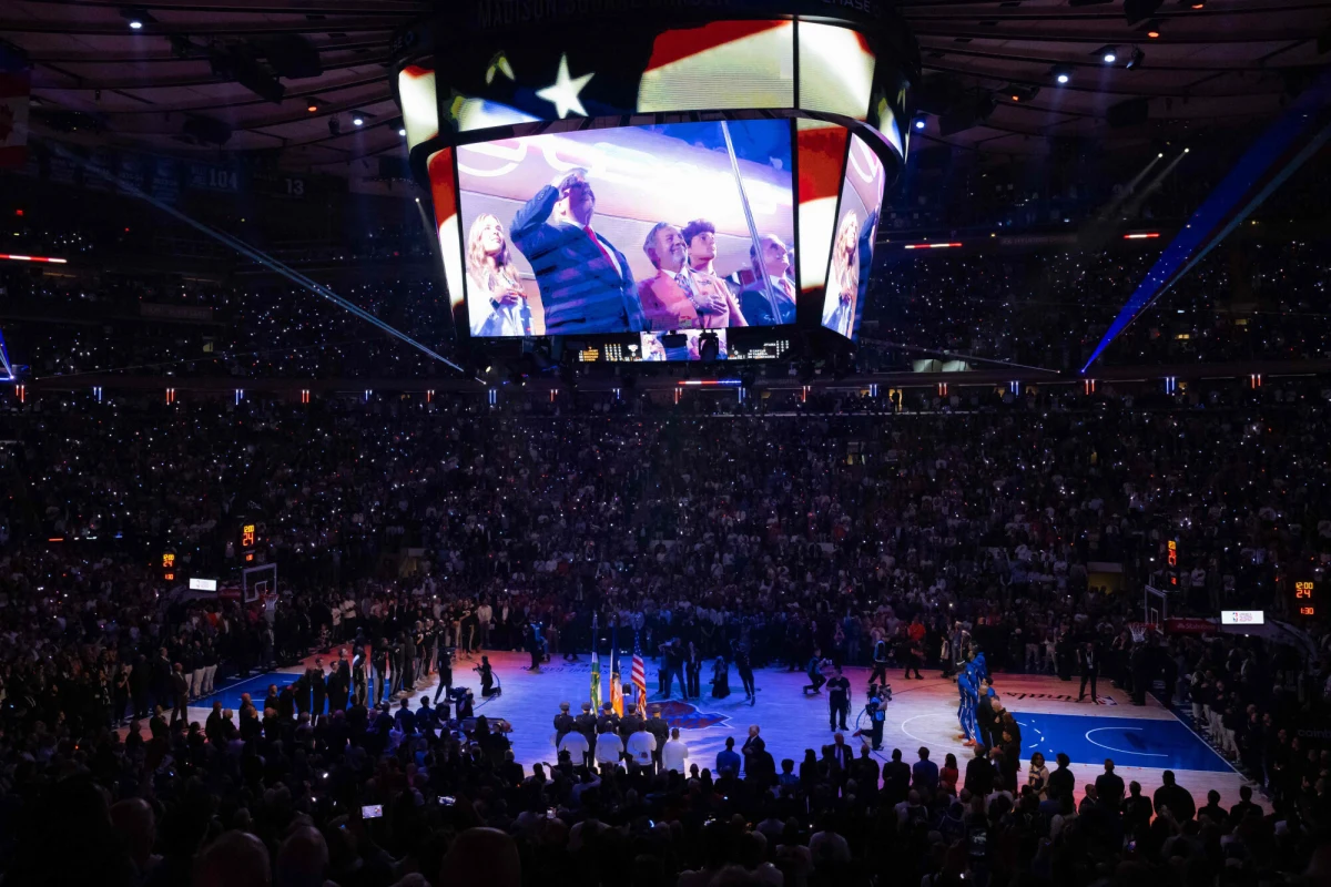 Donald Trump zjawił się w poniedziałek na meczu finału NBA w Nowym Jorku, ale niekoniecznie będzie go mile wspominał. Prezydent USA został wygwizdany przed rozpoczęciem spotkania w Madison Square Garden. Po drodze do hali mijał nieprzychylne transparenty.