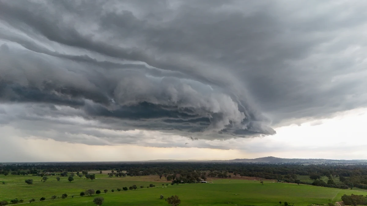 ​Instytut Meteorologii i Gospodarki Wodnej wydał ostrzeżenia pierwszego i drugiego stopnia przed gwałtownymi burzami oraz upałami, które obejmą aż 13 województw. Synoptycy ostrzegają przed intensywnymi opadami deszczu, silnym wiatrem, możliwym gradem oraz wysokimi temperaturami, które mogą stanowić zagrożenie dla zdrowia i życia mieszkańców.