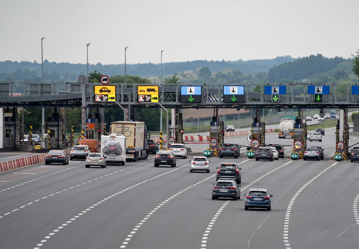Koniec z bramkami i opłatami na autostradzie A4. Generalna Dyrekcja Dróg Krajowych i Autostrad rozpoczyna likwidację infrastruktury poboru opłat na odcinku Wrocław-Gliwice, a już w 2027 roku bezpłatny stanie się również fragment Katowice-Kraków. Kierowcy samochodów osobowych i motocykli mogą szykować się na komfortową podróż bez postojów i dodatkowych kosztów.