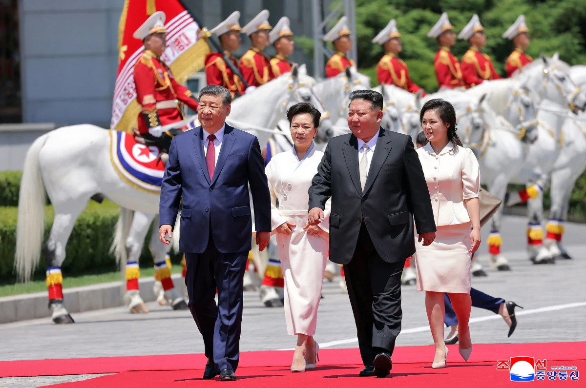 Przywódcy Korei Północnej i Chin - Kim Dzong Un oraz Xi Jinping - uzgodnili podczas szczytu w Pjongjangu zacieśnienie współpracy strategicznej i otwarcie "nowego rozdziału" w relacjach obu krajów. Oficjalne komunikaty nie wspominają o kwestii denuklearyzacji Półwyspu Koreańskiego.