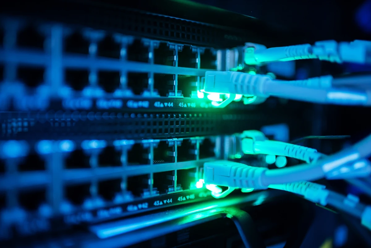 Pierwsze na świecie podwodne centrum danych zasilane energią wiatrową rozpoczęło działalność u wybrzeży Szanghaju. W ten sposób Chiny próbują znaleźć rozwiązanie problemów energetycznych, jakie stwarza rozwój sztucznej inteligencji w tym kraju.