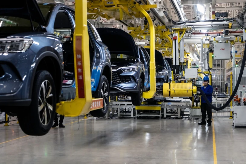 Stellantis i Volkswagen uczą się od Chin. Kto tu kogo ratuje?