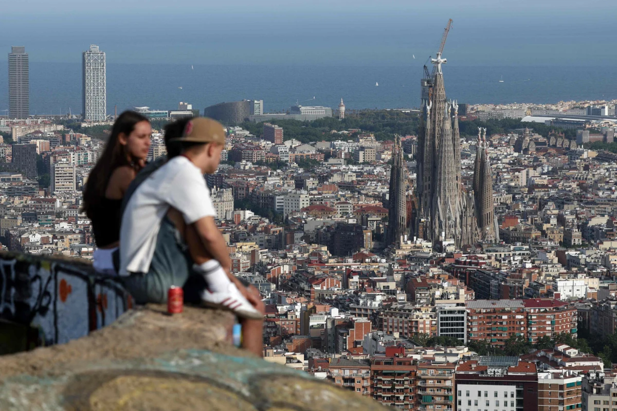 Barcelona świętuje historyczny moment - po 144 latach budowy ukończono ostatnią, najwyższą wieżę bazyliki Sagrada Familia. W środę odbędzie się uroczysta inauguracja i poświęcenie z udziałem papieża Leona XIV. Jednak nie wszyscy mieszkańcy Barcelony podzielają entuzjazm - plany dotyczące głównego wejścia do świątyni budzą kontrowersje.