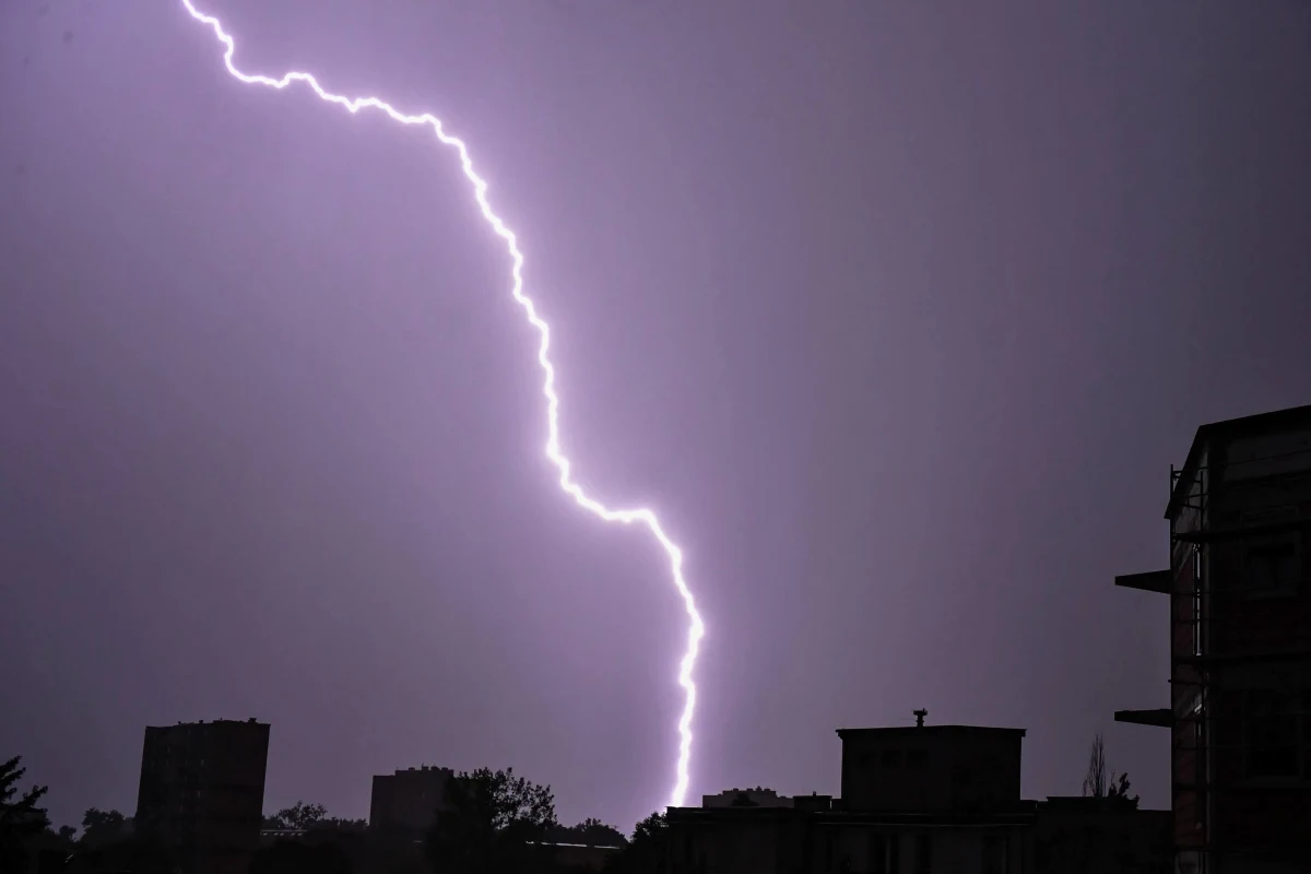 Pięciu województw dotyczy ostrzeżenie przez burzami, które rozesłało dziś Rządowe Centrum Bezpieczeństwa. W wiadomościach SMS możemy przeczytać, że trzeba przygotować się na silne porywy wiatru i grad. 