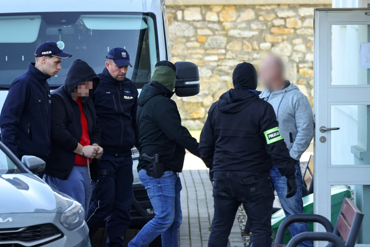 17-letni Łukasz G., podejrzany o podwójne zabójstwo w Kadłubie, był poczytalny. O opinii biegłych poinformowała Prokuratura Okręgowa w Opolu. Chodzi o makabrę, która rozegrała pod koniec lutego tego roku w Kadłubie koło Strzelec Opolskich. Nastolatek przyznał się do brutalnego zabójstwa członków swojej rodziny: 87-latki i 38-latka. Ofiary miały liczne rany rąbane. Sprawca użył siekiery oraz młotka, nagrał przebieg zbrodni i wrzucił do sieci.