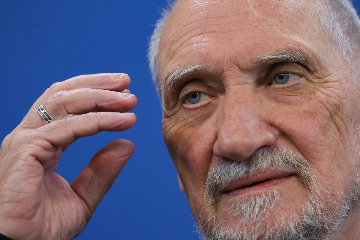 Poseł Prawa i Sprawiedliwości usłyszał zarzut publicznego znieważenia kierownictwa Służby Kontrwywiadu Wojskowego. Odpowie także za pomówienie tych funkcjonariuszy. Były minister obrony nie przyznał się do winy. 